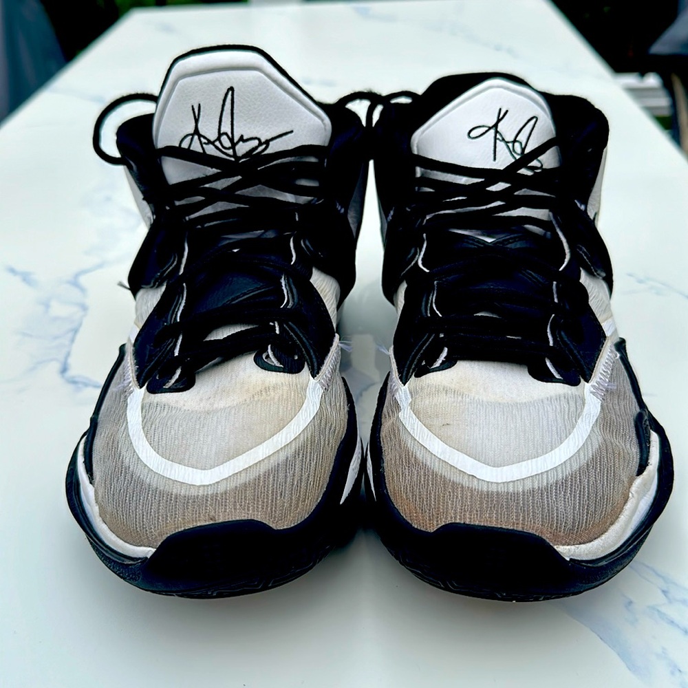 Men’s Kyrie basketball shoes